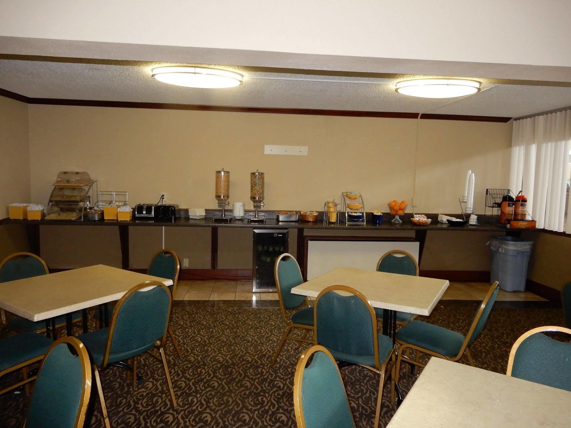 Clarion Hotel Milwaukee Airport Exterior photo